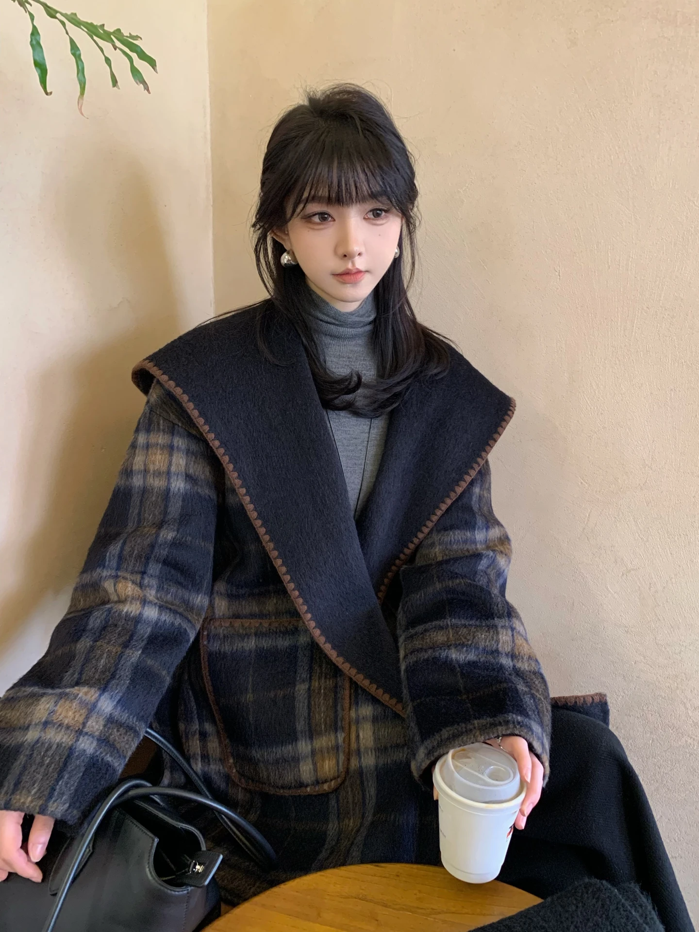 オーバーサイズ チェスターコート と フード付きコートの違いは？ヴィンテージチェックのリバーシブルカシミヤコートが解決するリアルな着こなしの悩み