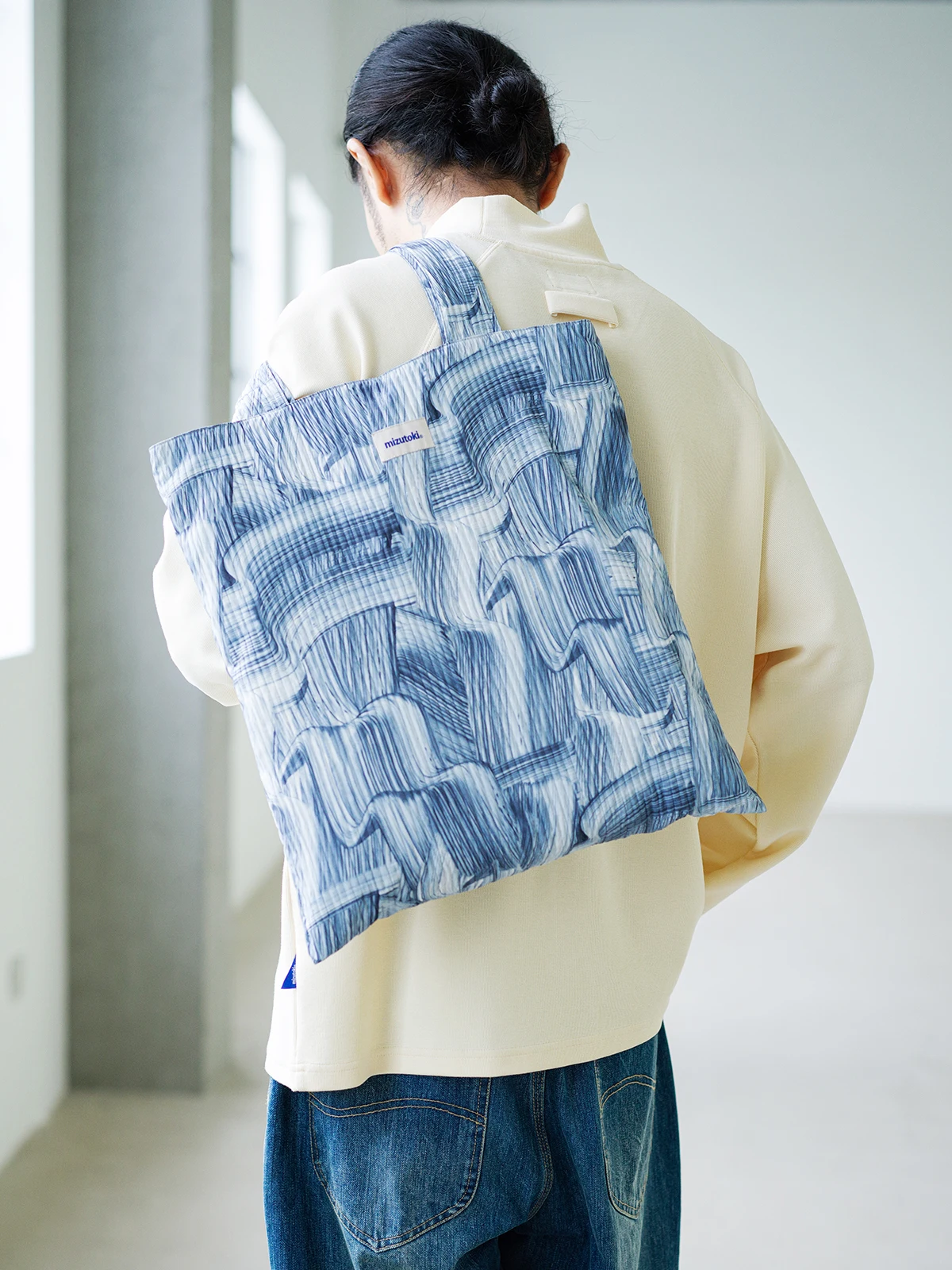 海波紋筆刷印花の白鴨絨羽絨刺繍トートバッグ：2024冬の復古風デザインと実用性のバランス