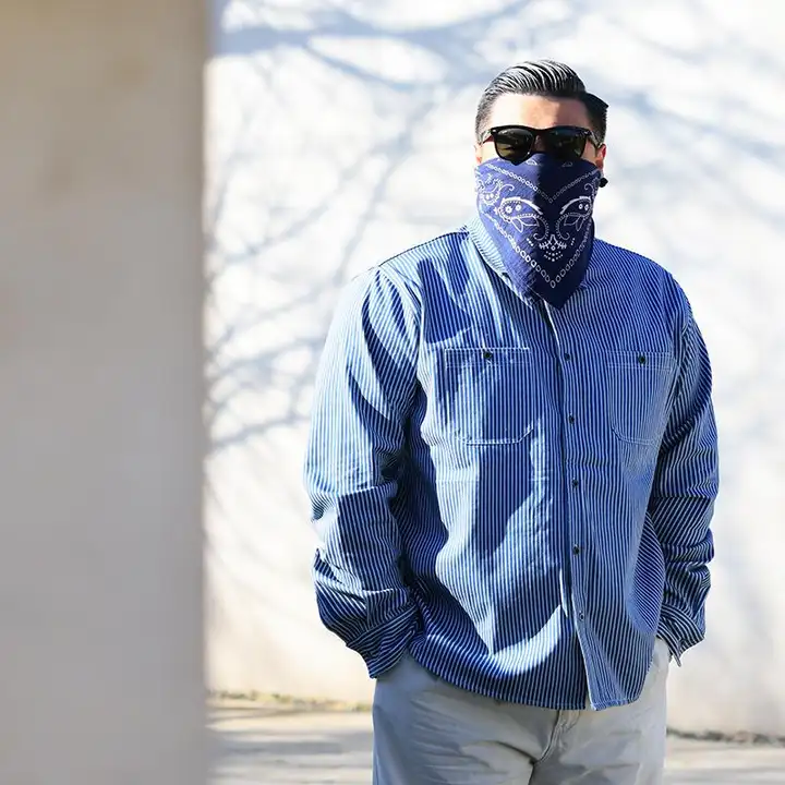 クラシックなブルー＆ホワイトストライプシャツ【ユニセックス・フィット】