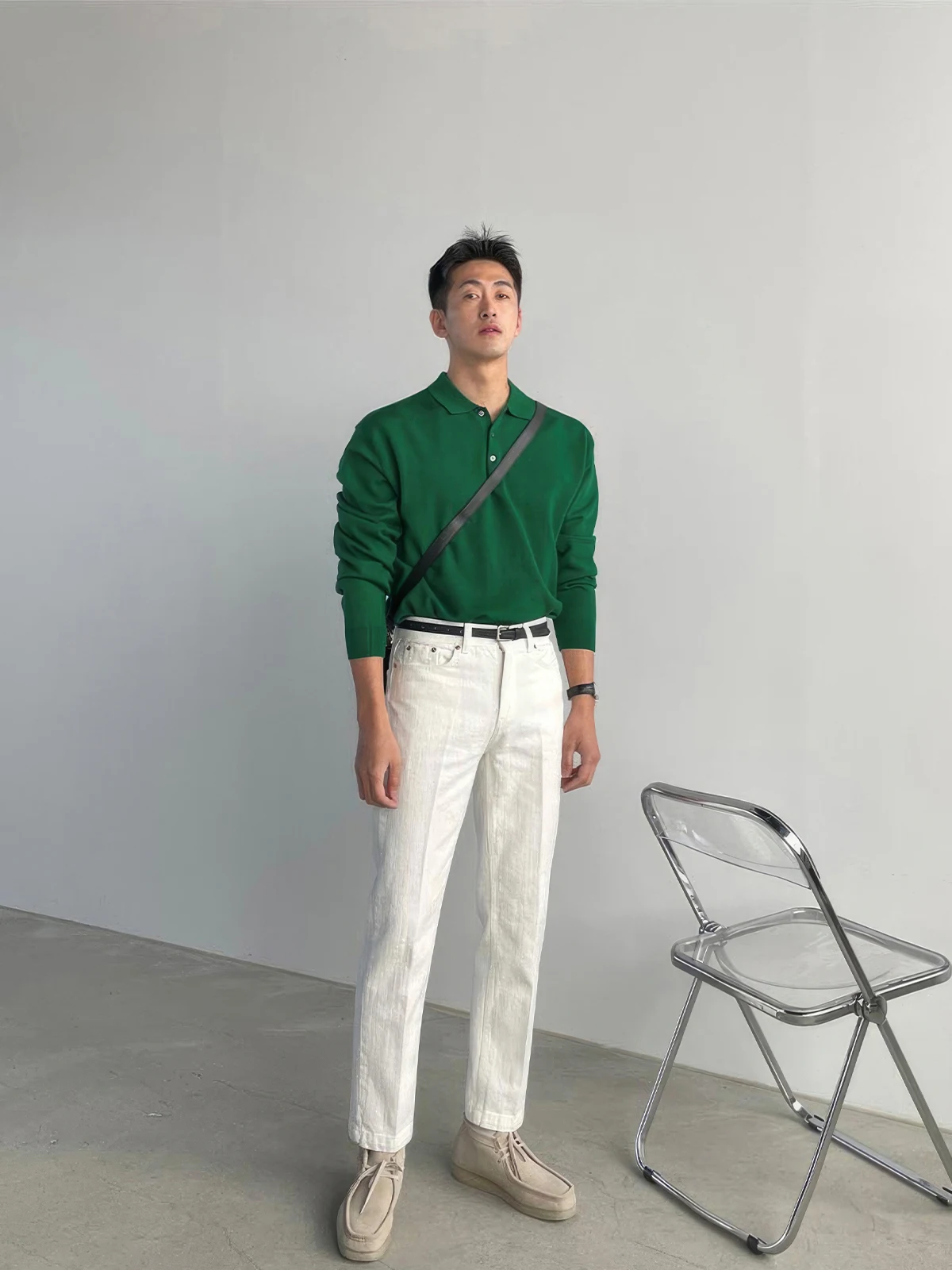 カーゴパンツ メンズ コーデの選び方｜シンプルデニムが解決する実用性の秘密