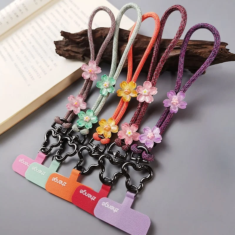 スマホにつけるストラップは、どう選ぶ？桜デザインのニットストラップが通勤・日常で安心を届ける理由