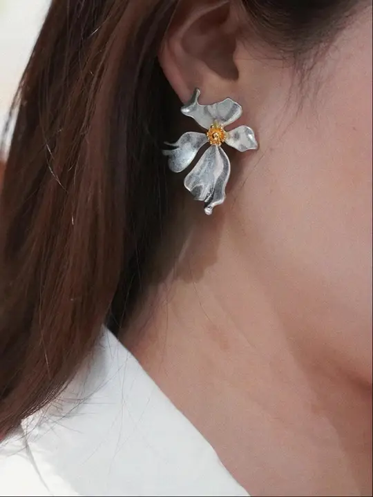ビンテージ風シルバー花イヤリング【華やかなデザイン・S925シルバーピアス・イヤリング付き】