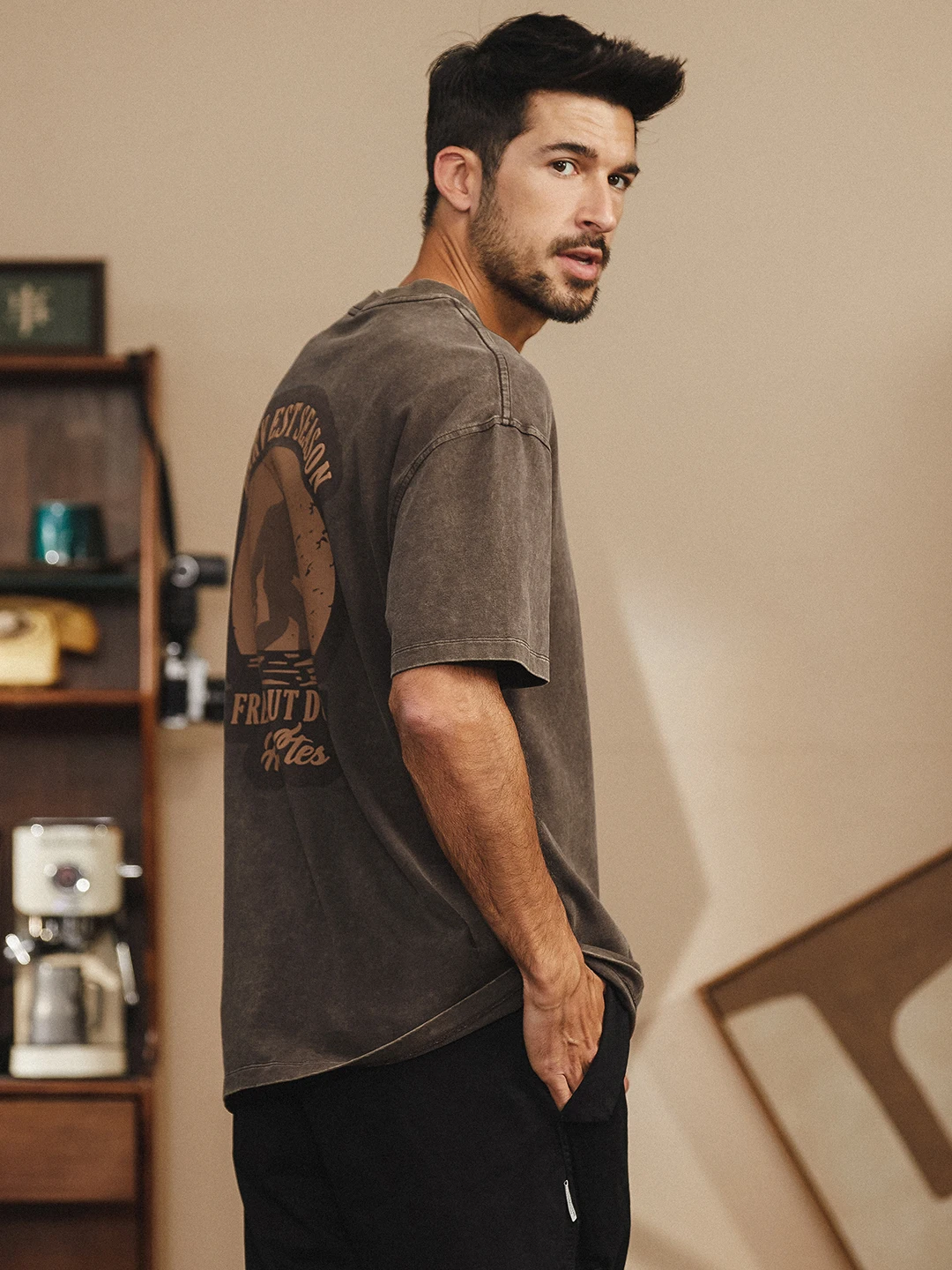 メンズTシャツの着こなしは、デザインと機能のバランスで決まる？