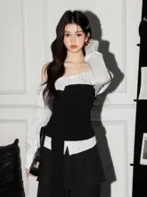 ストライプ柄の一字肩シャツ【デザイン性とスタイルアップ】