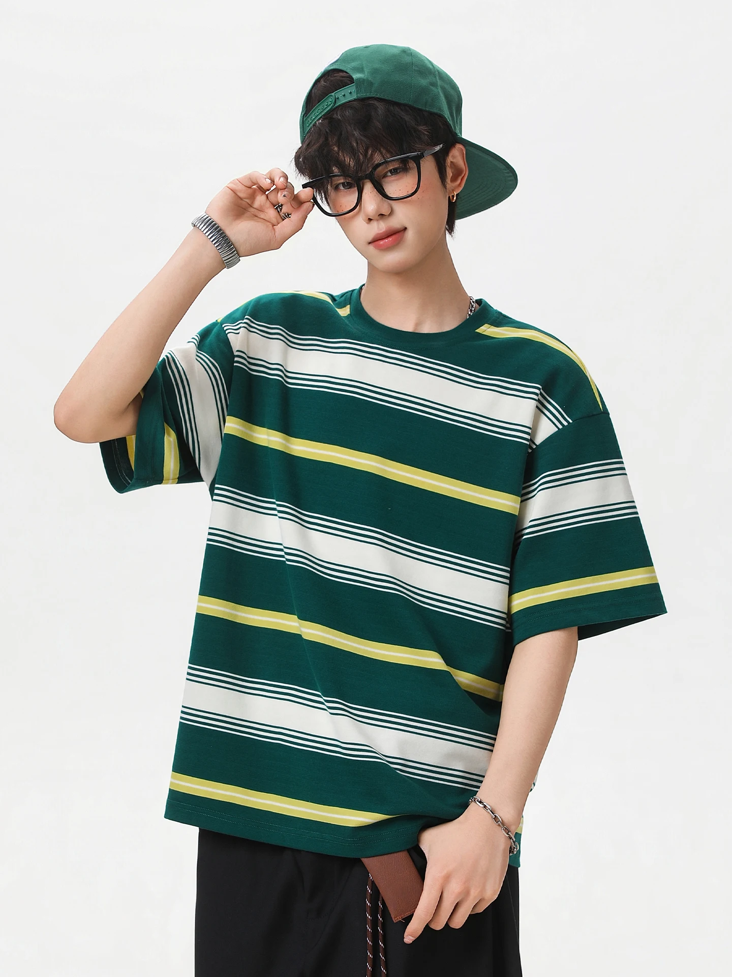 メンズ ストライプ柄 Tシャツ：レトロなツートンストライプカジュアルTシャツの実用性と選び方