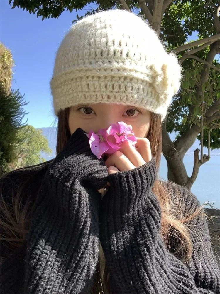 立体花デザインの細編みニット帽：女性向け冬用高級感と防寒機能のバランス