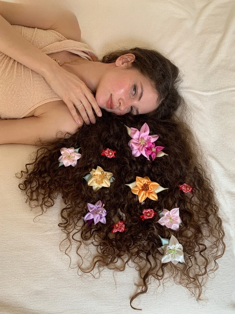自然なデザインのハンドメイドユリのクリスタル付きヘアクリップ：七五三髪飾り手作りの伝統と現代の融合