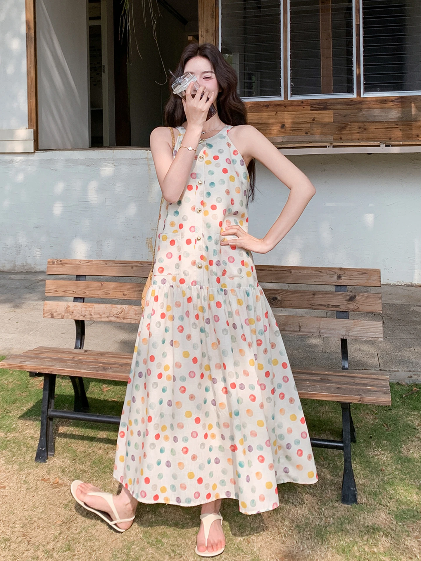 50代の女性が夏に着やすい「ドット柄キャミソールワンピース」は、どう選ぶ？