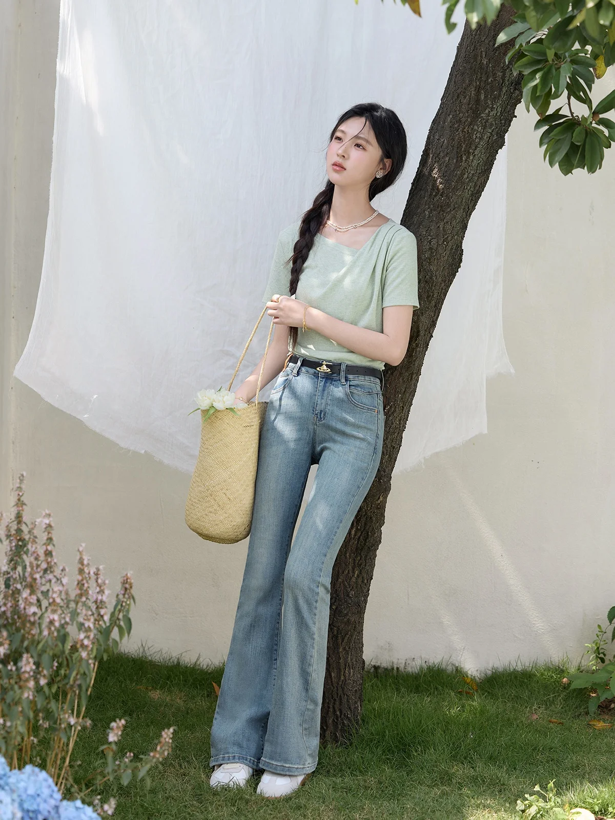 春のデザイン感あふれる不規則なTシャツは、どんな人にぴったり？