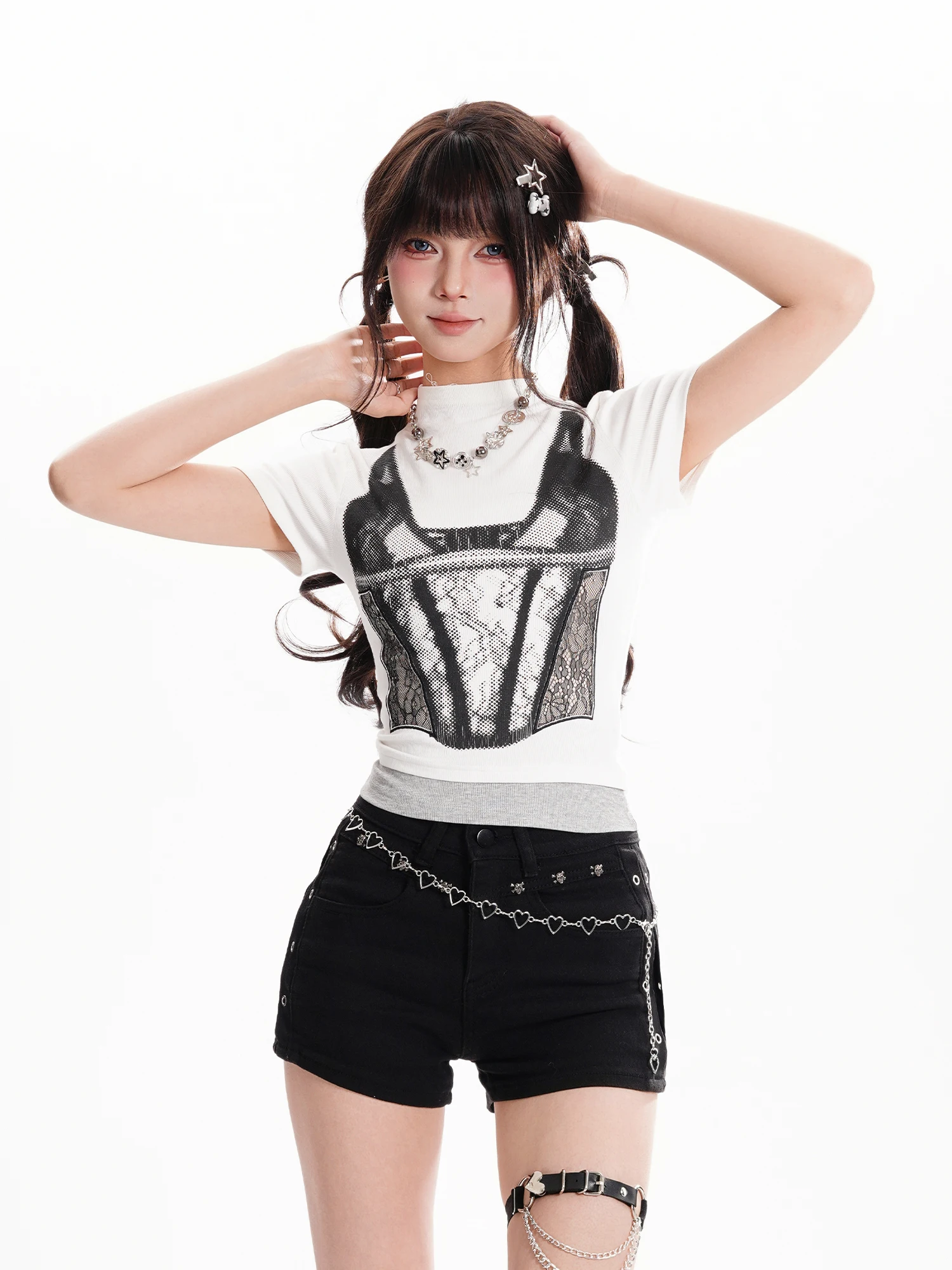 レトロレースの肩ストラップTシャツ：ハイネック・スリムフィットの夏季着用シーンと機能性解析
