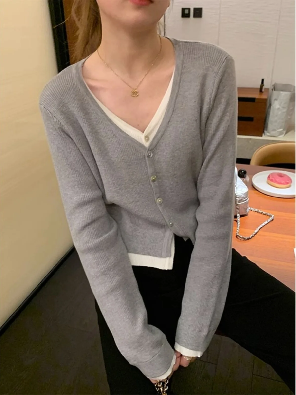 ニットにカーディガンを羽織るとき、どんなアイテムが本当に「着心地」を救うの？