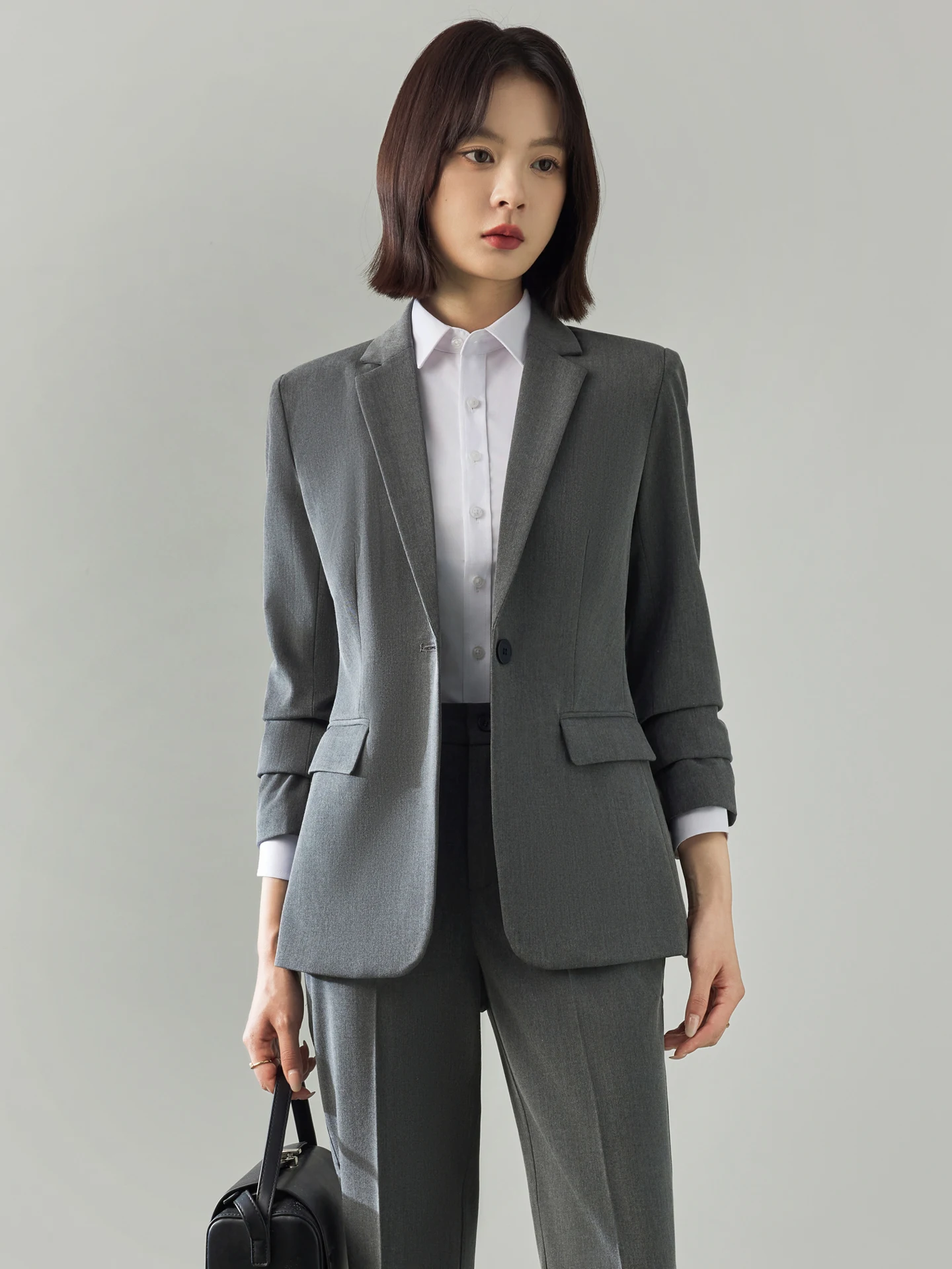 女性スーツの着こなしに迷うなら、この1着で解決できる？