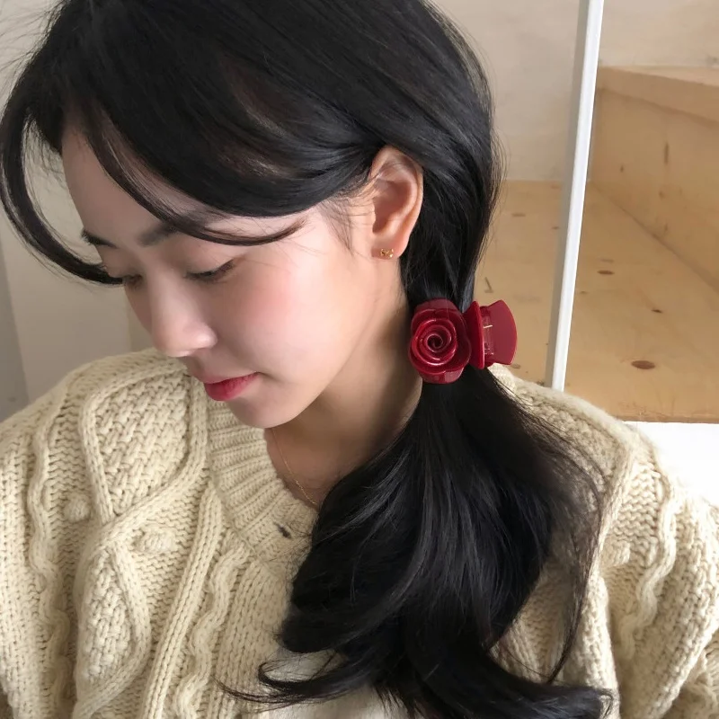 頭皮 ブヨブヨ の原因と対策に役立つ、立体椿のデザインの中型ヘアクリップ