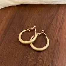 顔が小さく見える！シンプルな丸型ピアス【洗練されたデザイン・女性用】