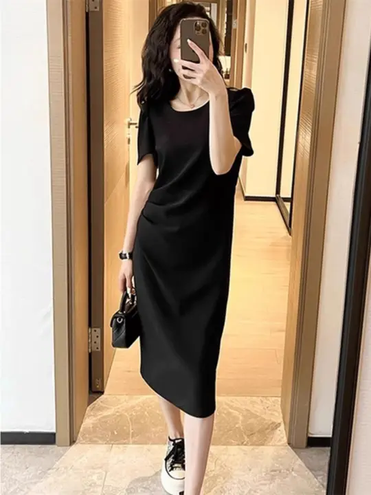 上品なデザインのブラックドレス【フィット感あり・夏用・シックな印象・ヘプバーンスタイル】