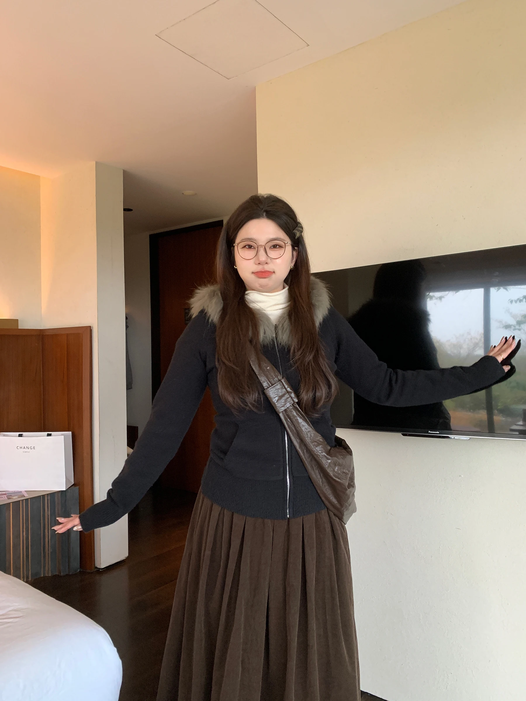 30代の冬に着るべききれいめコーデは、フード付きニットコートで決まる？