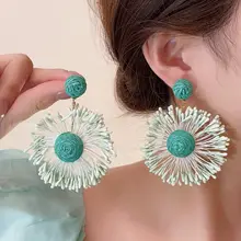 手工編みの花デザインピアス【大ぶり・リゾートスタイル・女性用】