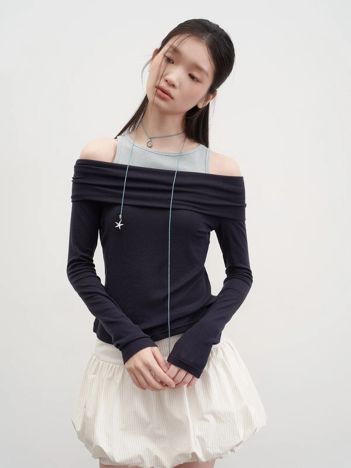 通勤スタイルで悩むあなたへ：Tシャツの下に着る長袖がおしゃれに見える理由は？
