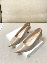 裸色の細ヒールパンプス【エナメル・春用・通勤・ミドルヒール・尖ったトウ】