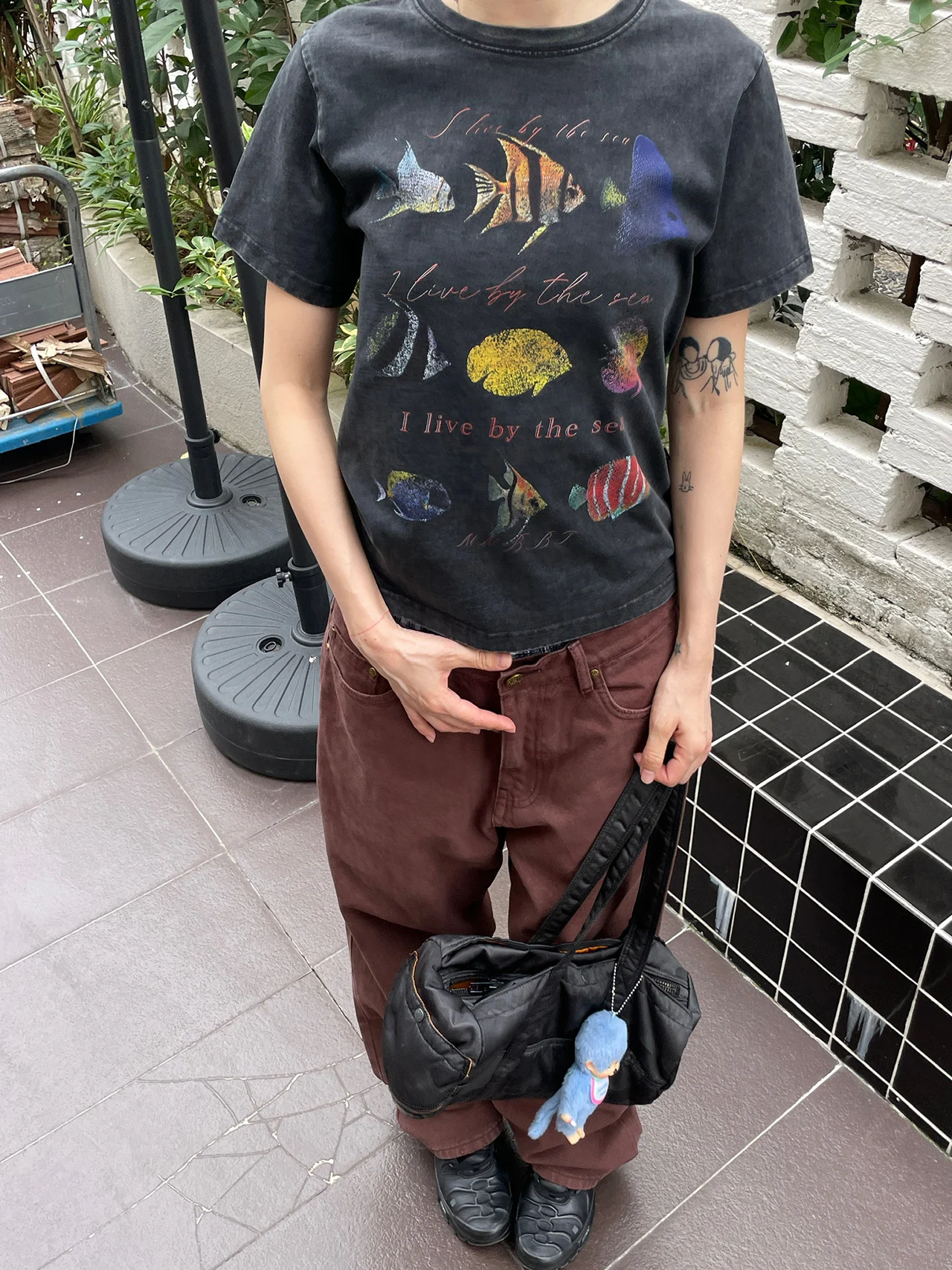 魚群プリントのウォッシュドショートTシャツ：色褪せたデザインの実用性とメンテナンスガイド