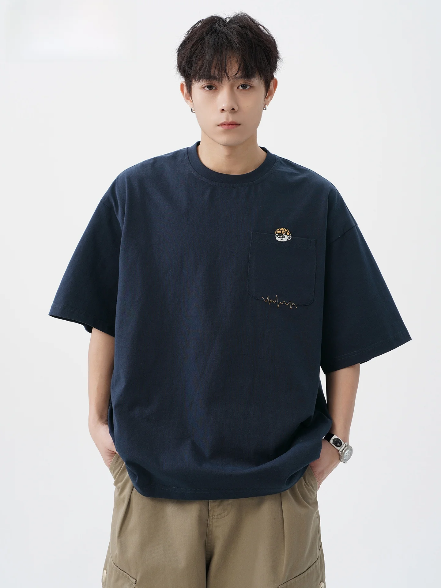 メンズ半袖Tシャツの通気性とデザイン：刺繍入りコットンTシャツの実用性解析