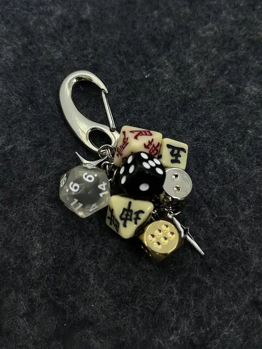 高級感あるデザインのバッグチャーム【サイコロ型・ハンドメイド・キーリング】