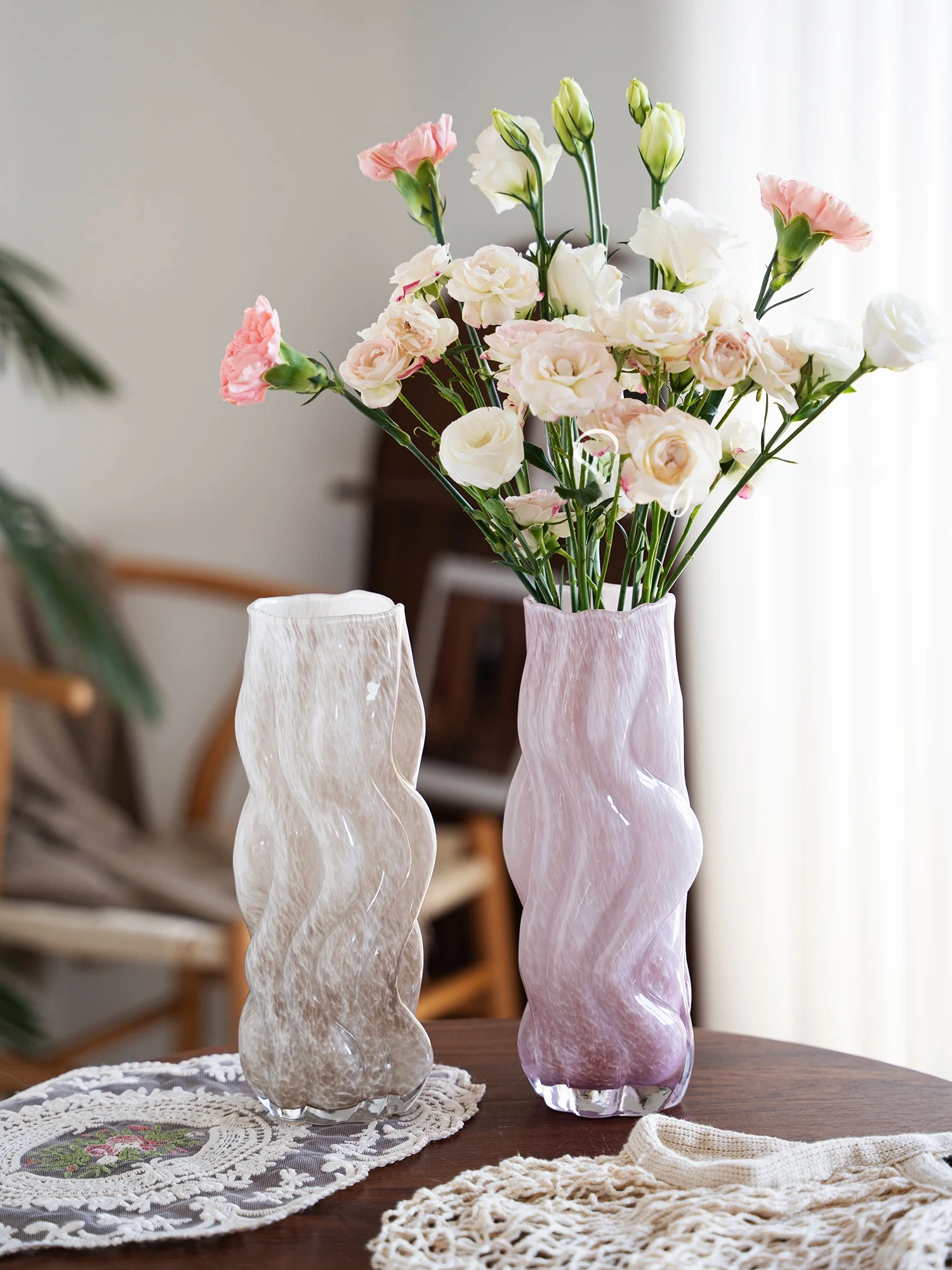 ガラスの花瓶はどう選ぶ？北欧風のピンクツイスト花瓶がなぜ人気なのか