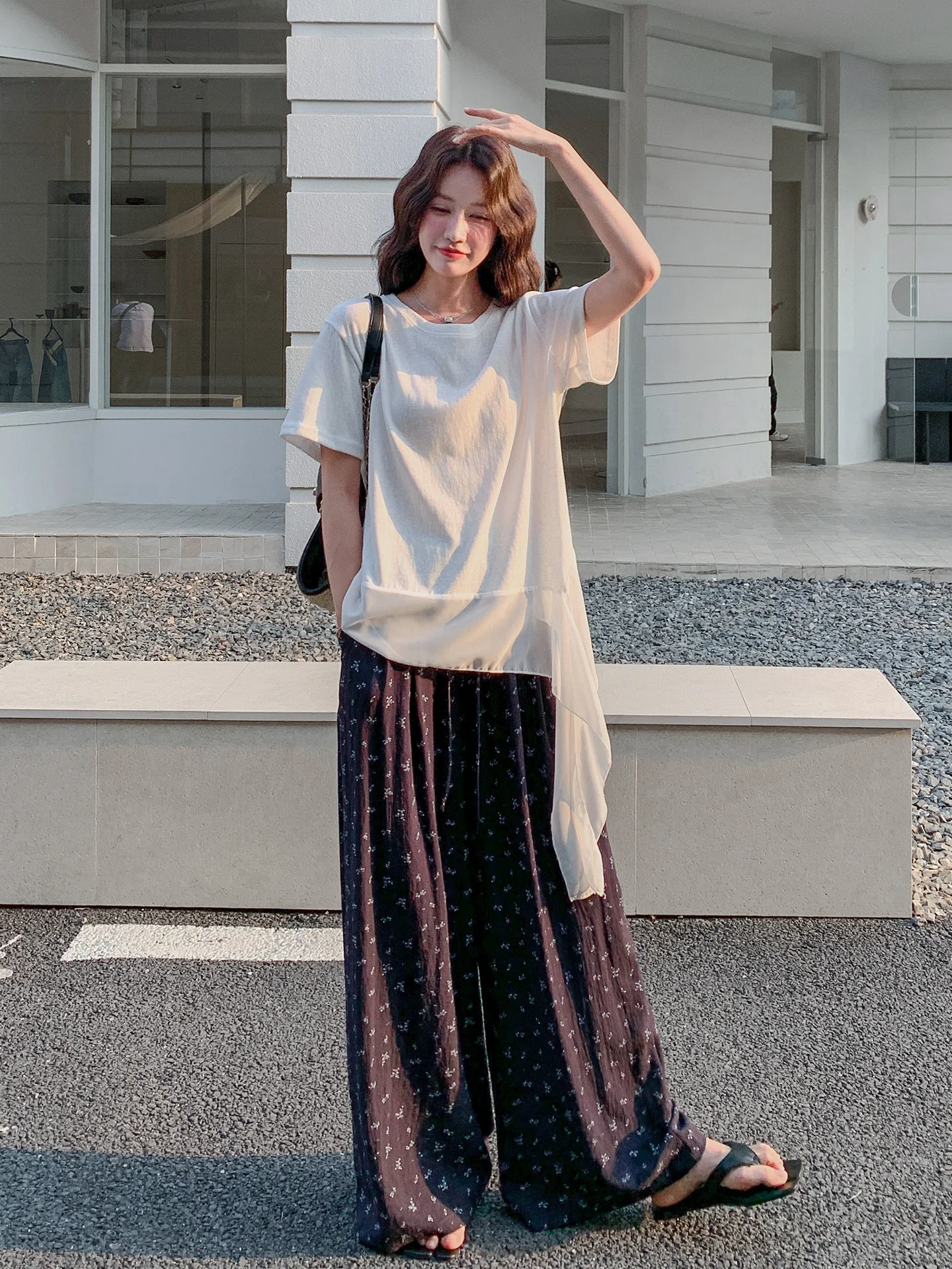 20代後半の日常に合う、今流行りの服はこれ？不規則なネットチュールトップスとワイドパンツのセットアップが解決する