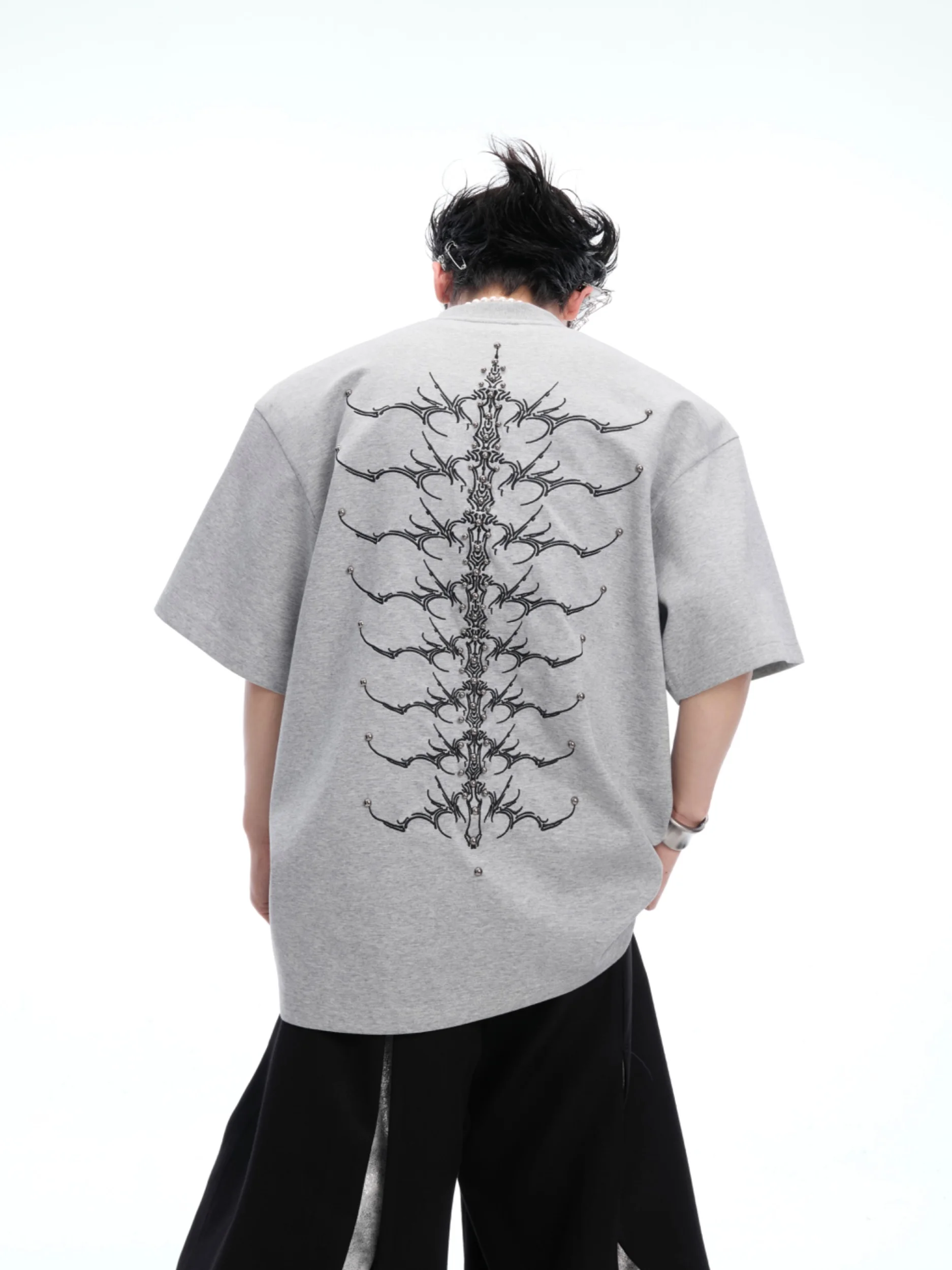 刺繍入りTシャツで失敗しない選び方は？背中デザインとワンポイントのトレンドを解き明かす