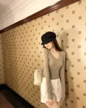 シンプルな長袖VネックTシャツ【女性用・スリムフィット・無地】