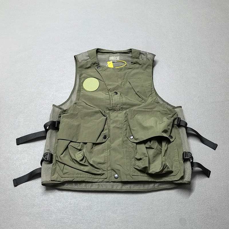 キャンプで軽い服装を選ぶなら、このベストが一番？
