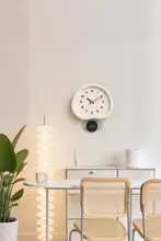 モダンデザインの掛け時計【リビング用・おしゃれなスイングスタイル・桃子モチーフ】