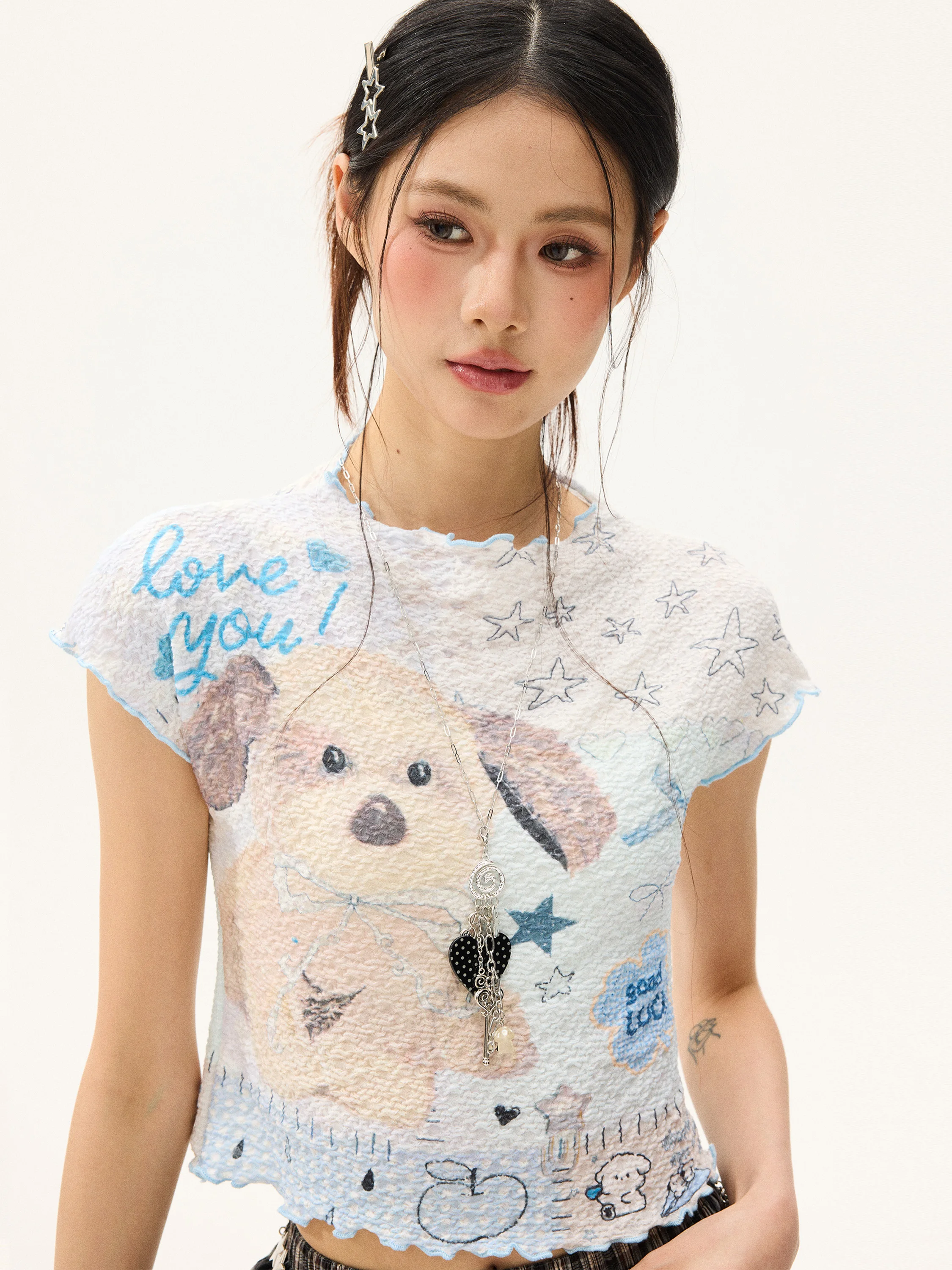 40代の可愛いファッション：かわいい犬プリントのラッフル袖短袖Tシャツが日常に活きる理由