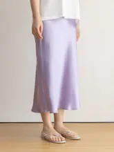 光沢のある高ウエストデザインのスカート【女性用・サテン・ストレート・春秋用】