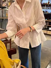 デザイン性の高い七分袖白色シャツ【ウエストシェイプ・春夏用・女性用】