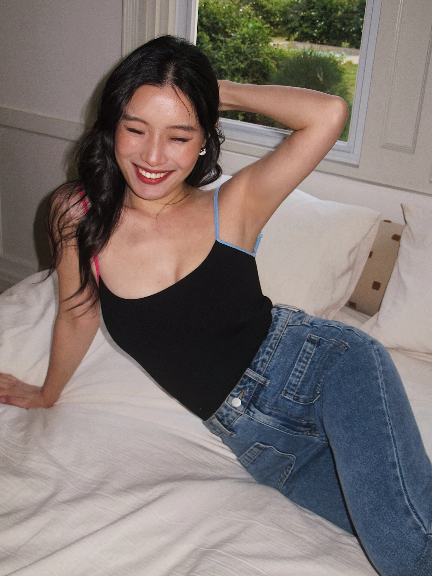 背中开设计的修身曲线背心：兼顾露背美学与高弹穿着体验