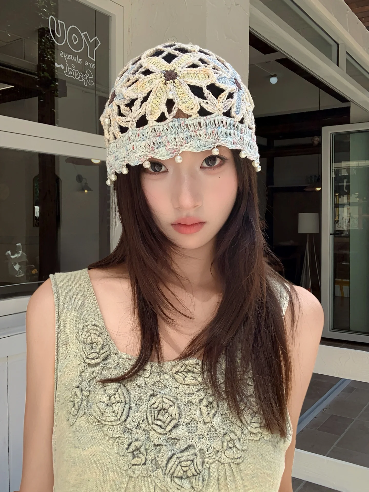 手編みパールフラワー帽子：おしゃれなカラーで夏のファッションを演出