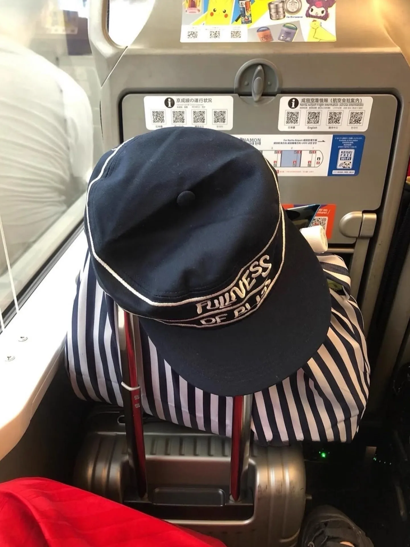 レトロ風ロゴ刺繍の野球帽：カジュアルシーンで活躍するダックビルデザイン
