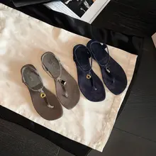 アシンメトリー金属バックルの本革T型ストラップサンダル【フラットデザイン】