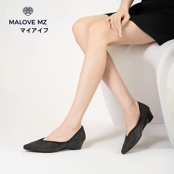 尖ったトゥの通勤用パンプス【アッパーにビジュー付き・低ヒール・通気性】