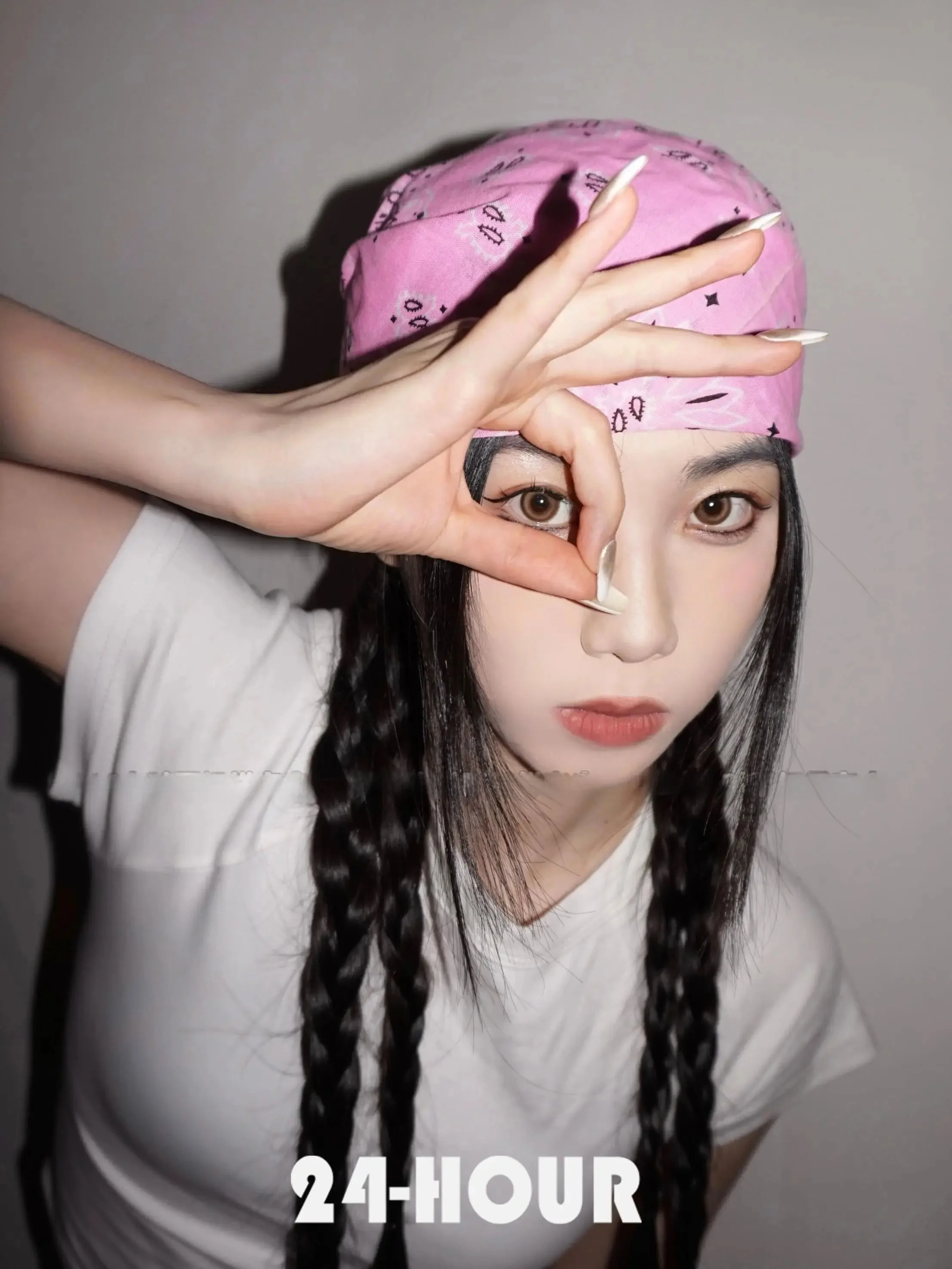 ピンクのカシューナッツ柄ヘアバンドで、冬の日常をどう変える？