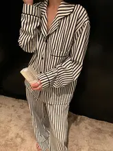 写真映えするルーズフィットストライプ長袖パジャマ【女性用・ワイドレッグ・ホームウェア】（セットアップ対応）