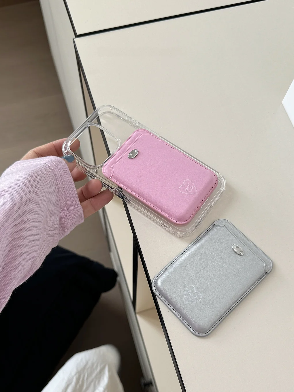 secondstudio ハンドペイントハートデザインのレザー携帯ケース：透明・iPhone用・カードポケット付きのファッションと機能のバランス
