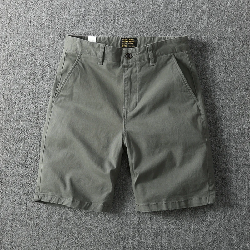 黒チノパンを選ぶべきタイミングは？実は夏のカジュアルに最適な「カーキ色工装チノパン」が答え