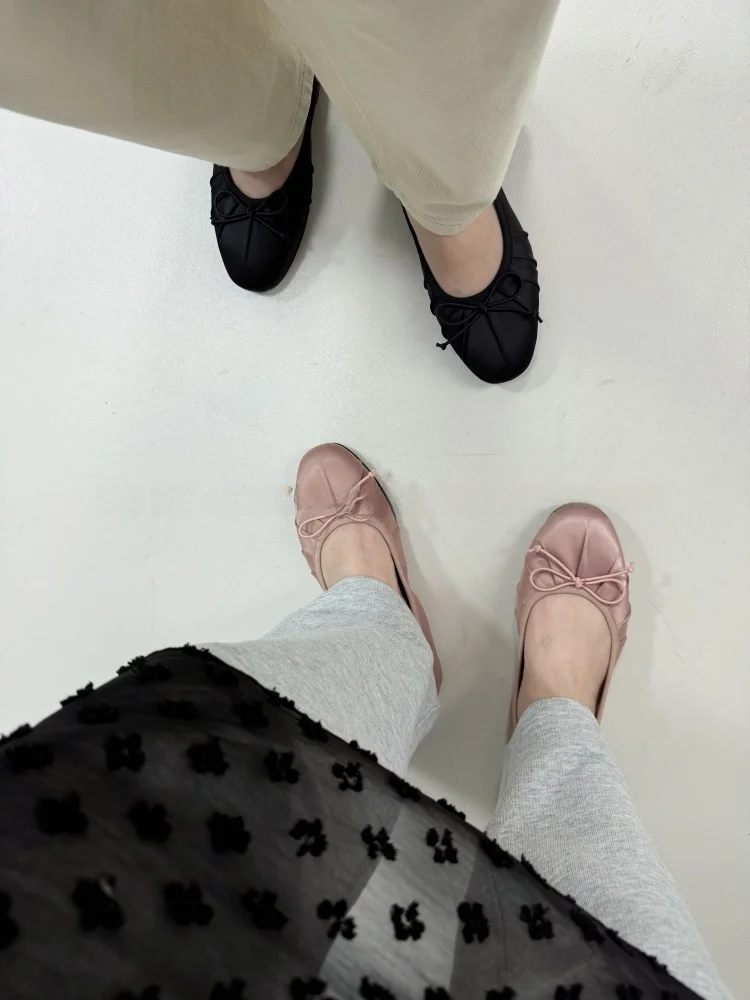 春用バレエシューズ：丸いトゥと甘いリボンが定義する韓式の日常スタイル