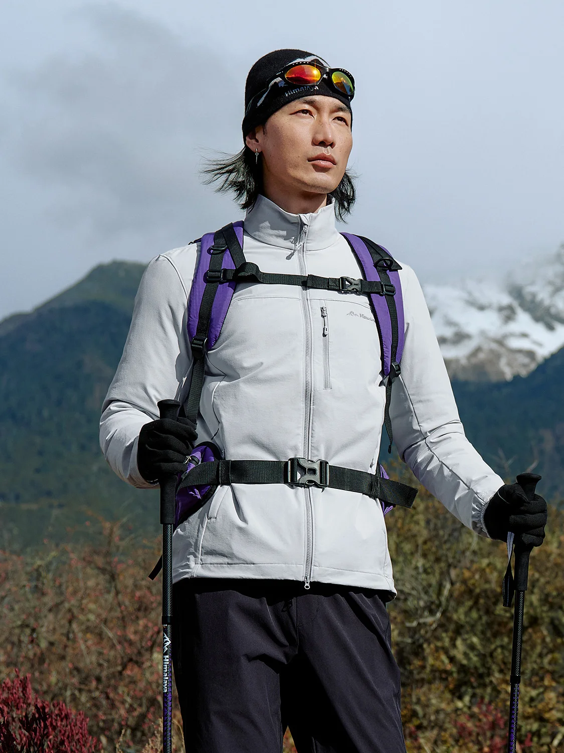 Camel フード付きソフトシェルジャケット：軽装登山で効果的な防風性能と通気性の実証
