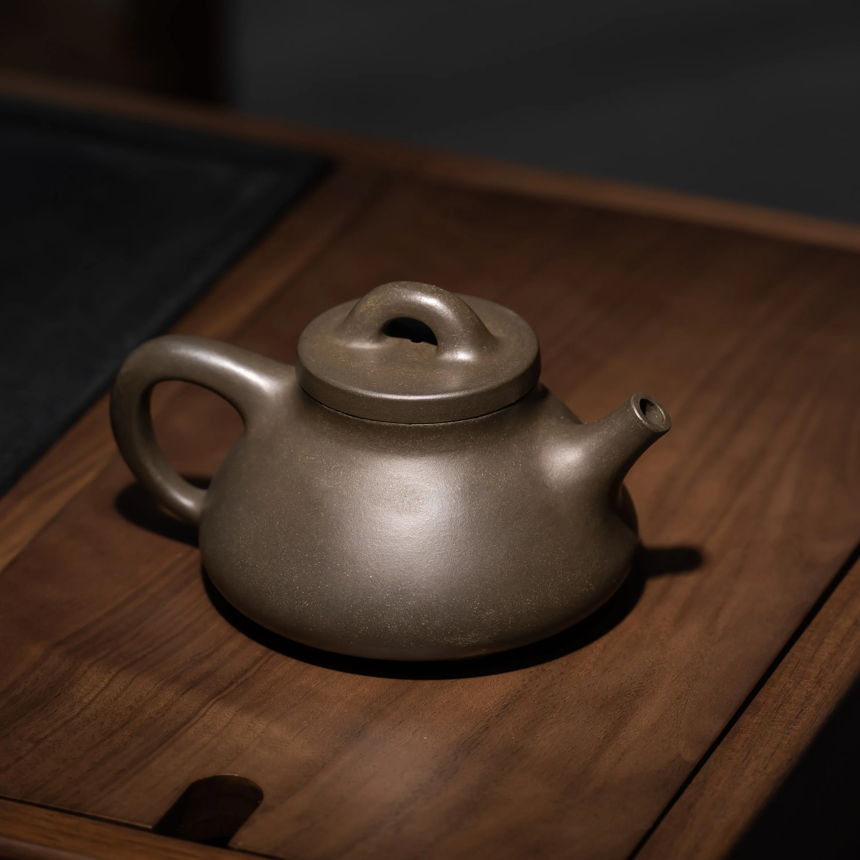 宜興紫砂製手作り急須：上質な紫砂灰色でプーアール茶を楽しむ