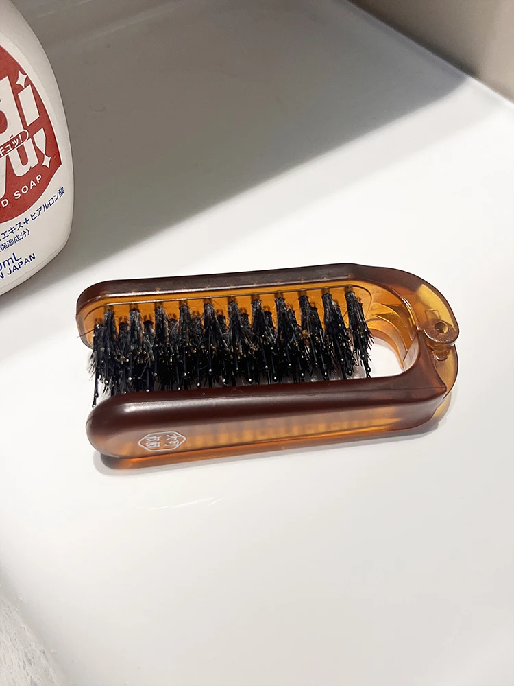 折りたたみ式ヘアブラシ：ウェーブタイプの使い方と特徴を解説