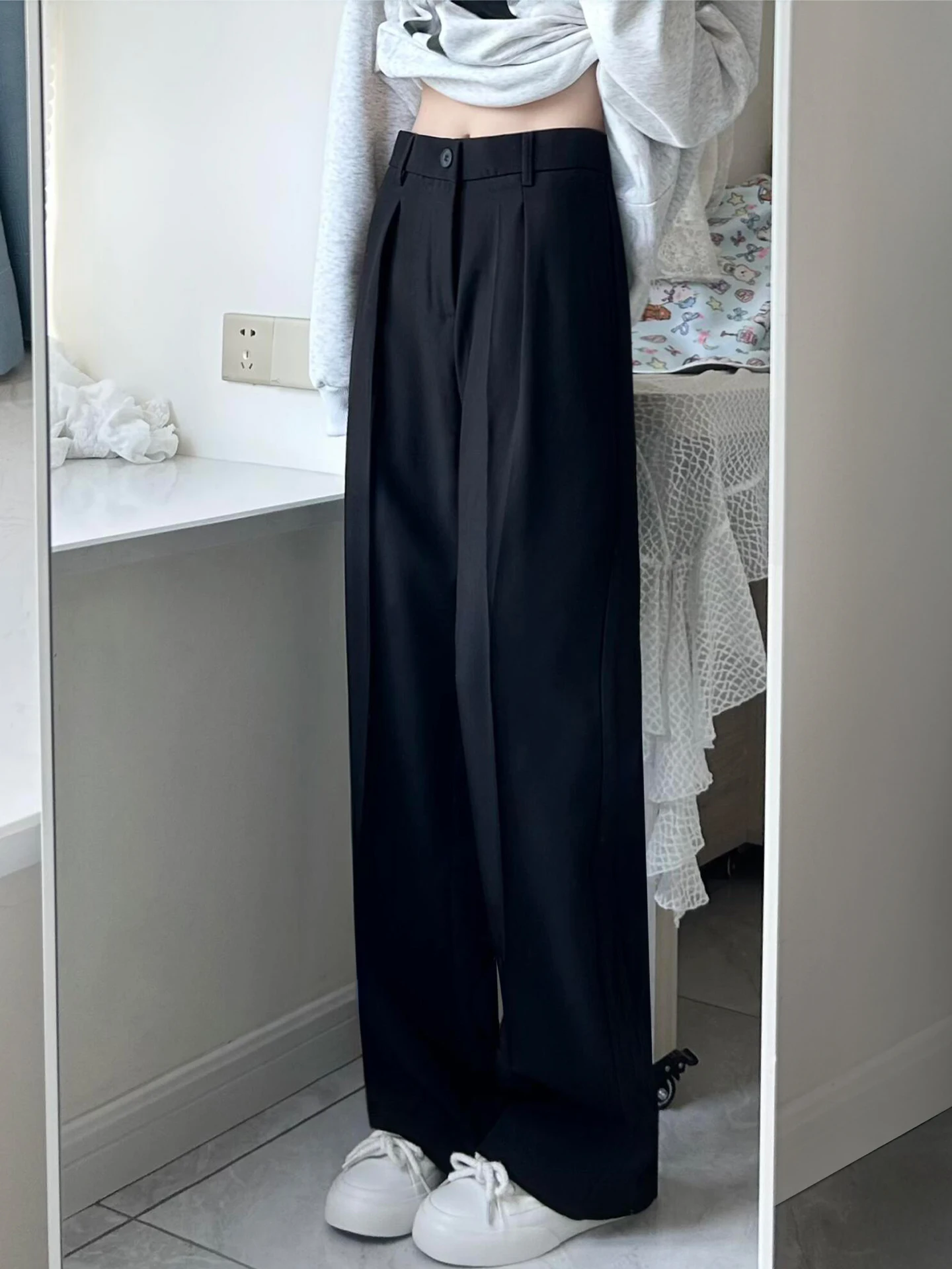 黒のワイドレッグスーツパンツ：ハイウエスト・スリムフィットで四季通用のカジュアルスタイル