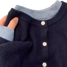 優雅なデザインの赤いカーディガン【極上の柔らかさ・秋冬用・ダウンスタイル】